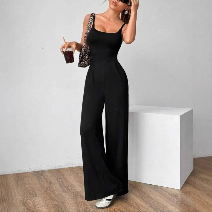 Elegant svart damejumpsuit med vide ben og flatterende passform. Perfekt for fest, kveldsantrekk & sommerstil.