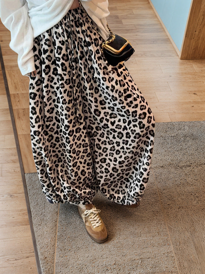 Allsidig leopardmønstret maxiskjørt med elastisk midje, bredt snitt og trendy design for kvinner.