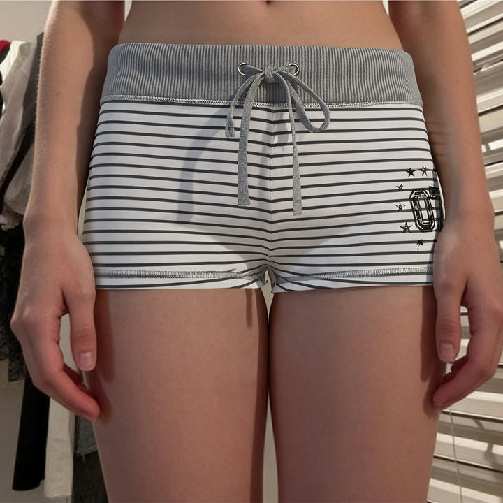Komfortable dame sommershorts med stripemønster og elastisk midje. Perfekt for fritid og varme vår/sommerdager.