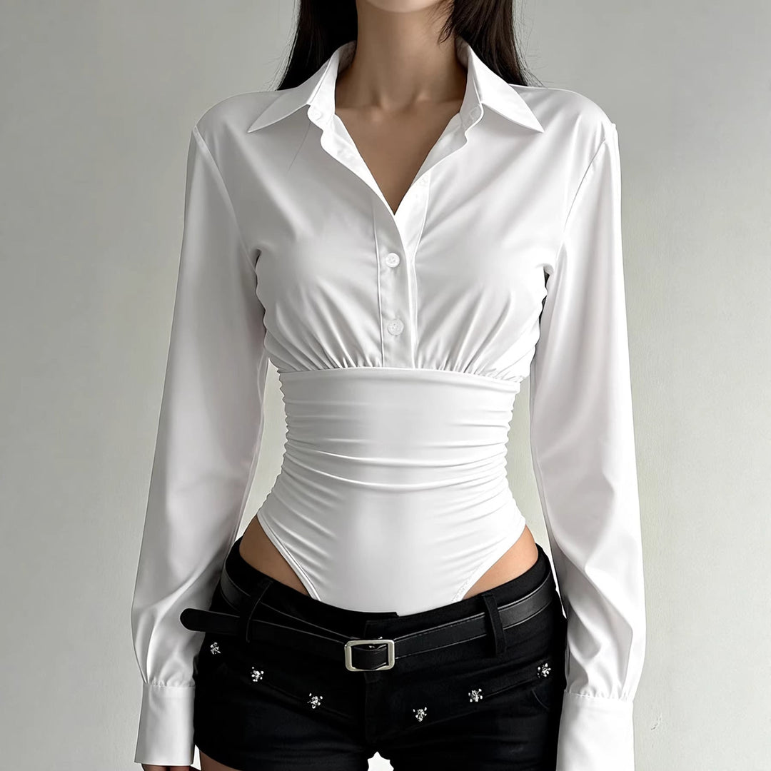 Elegant dame bodysuit med krage, lange ermer og knapper. Perfekt for jobb eller fest.