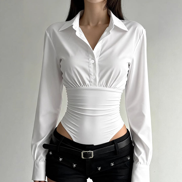 Elegant dame bodysuit med krage, lange ermer og knapper. Perfekt for jobb eller fest.