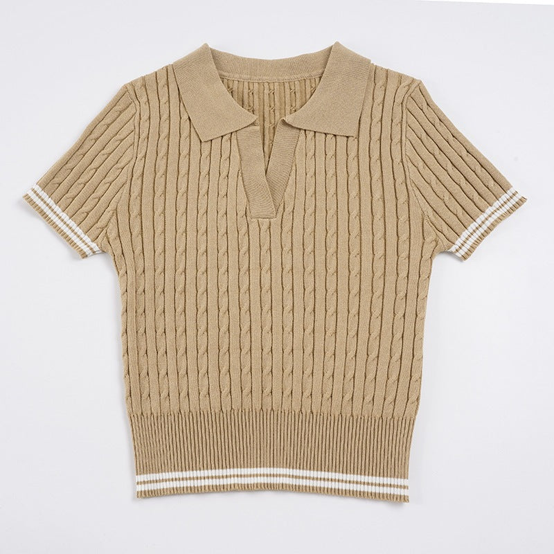 Khaki ribbet dametopp med polokrage. Elegant strikket kortermet topp for en casual vårlook.