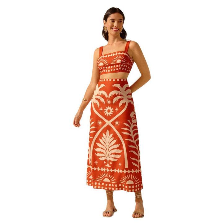 Stilrent dame todelt sett: oransjerød crop top og langt maxi skjørt. Ideelt for sommerens mote.