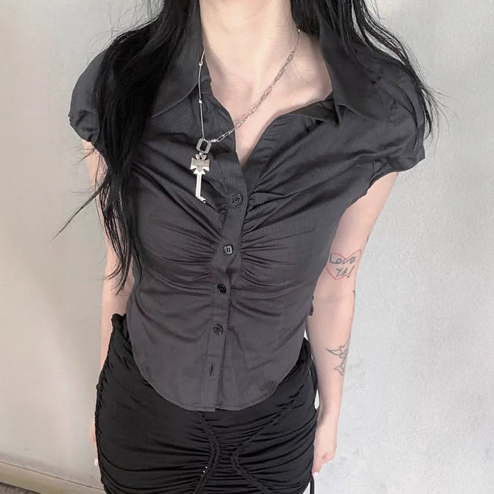 Elegant kortermet damebluse med rynkedetaljer og knappestolpe, egnet for både jobb og fritid.