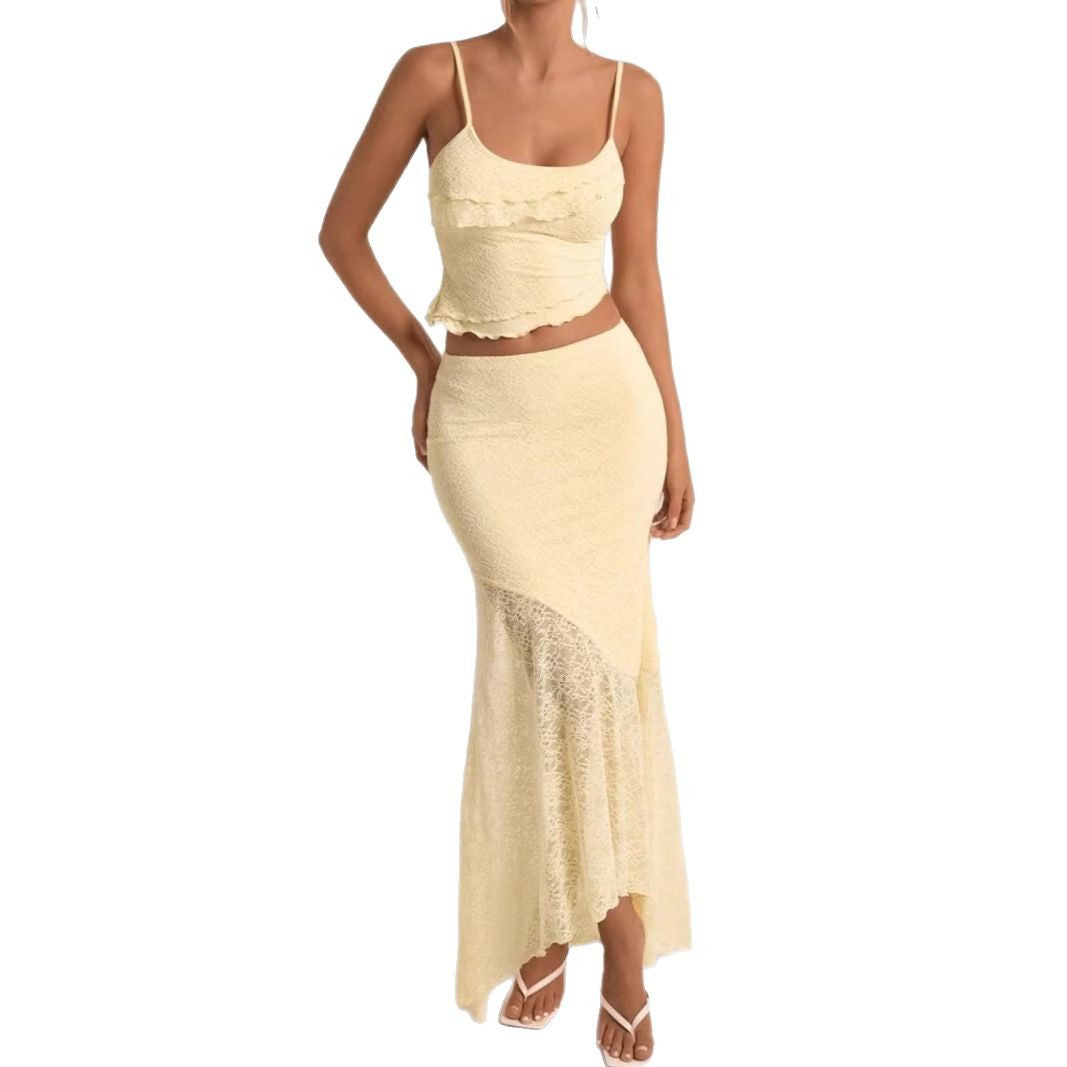 Maxiskjørt og blondetopp med volanger, et elegant blondesett for damer, ideelt for sommer og fest.