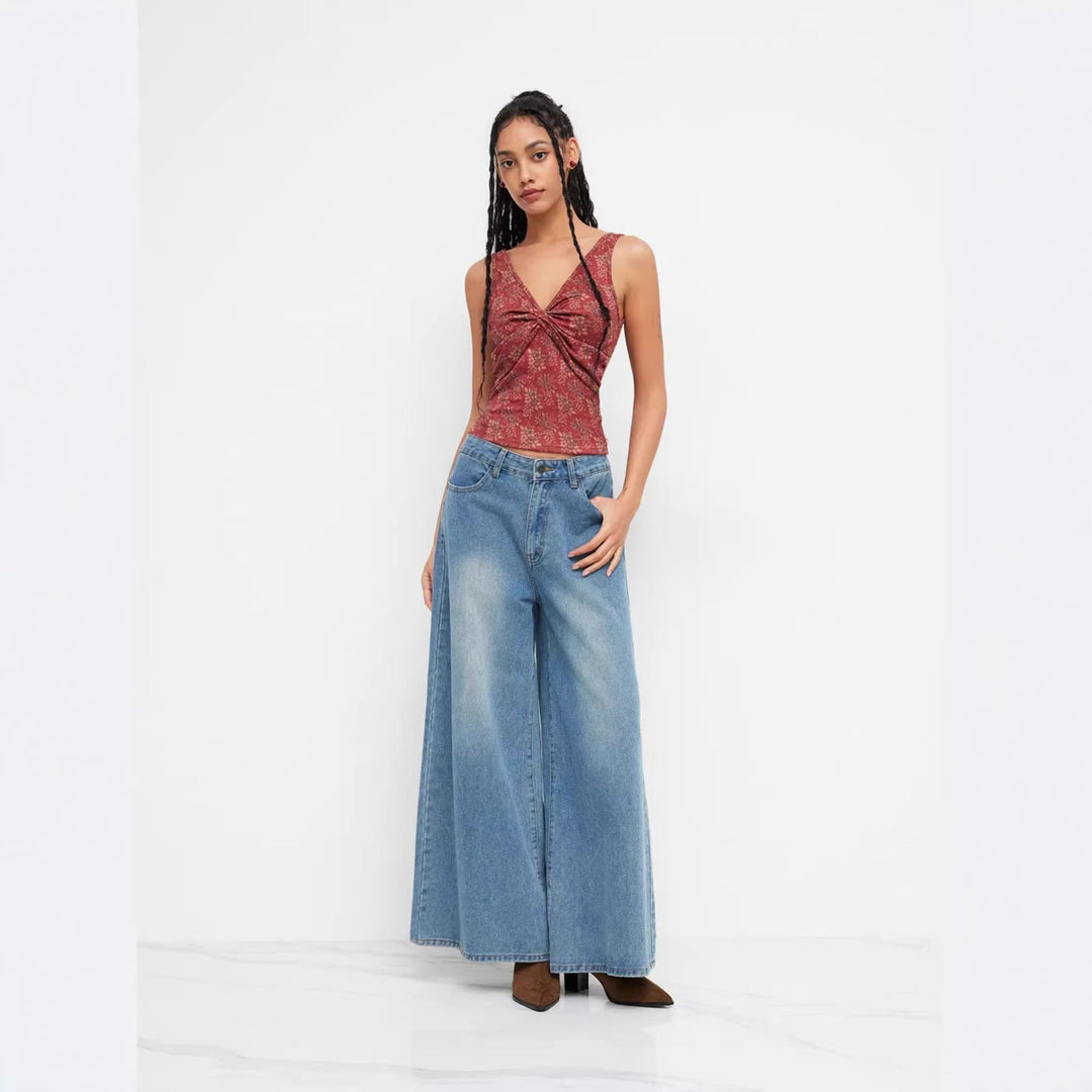 Brun damebluse med blomsterprint, V-hals og fine rynkedetaljer. Perfekt for casual og fest.