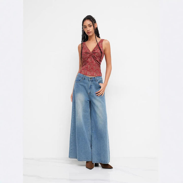 Brun damebluse med blomsterprint, V-hals og fine rynkedetaljer. Perfekt for casual og fest.