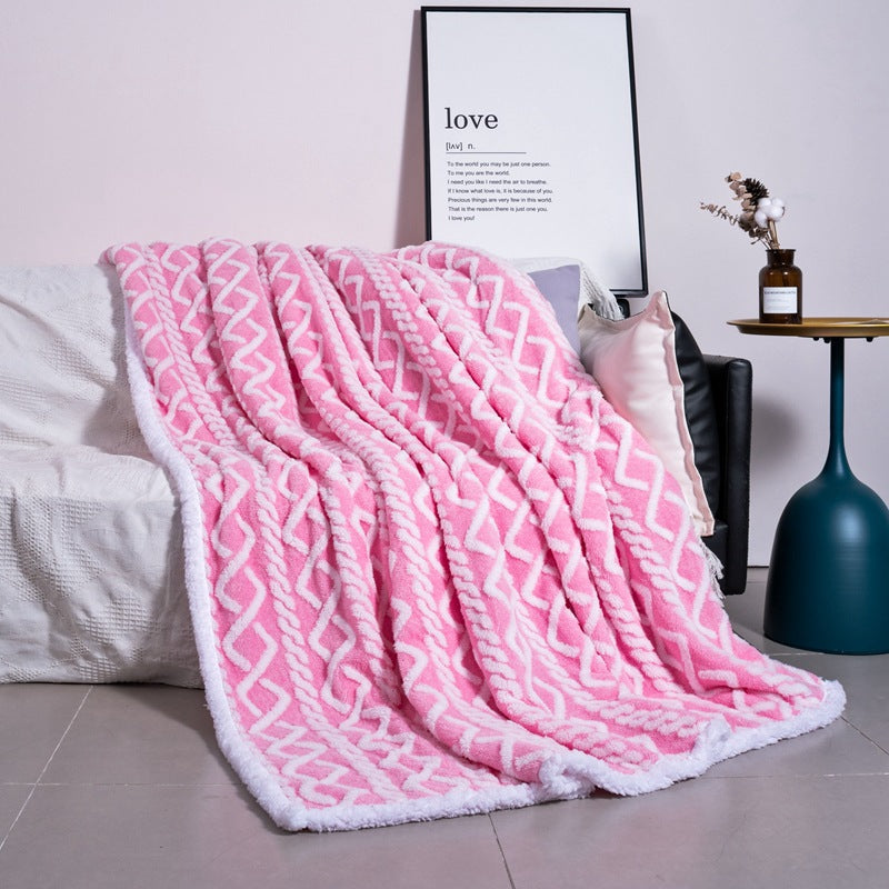 Nærbilde av mykt mikrofiberpledd med geometrisk mønster. Ideelt som varmt sofapledd eller dekorativt kosepledd.