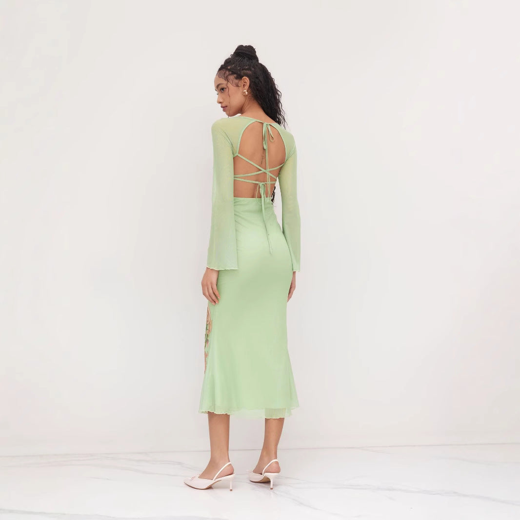 Elegant blomster midikjole for dame i lysgrønn med stilige transparente ermer. Ideell festkjole for våren.