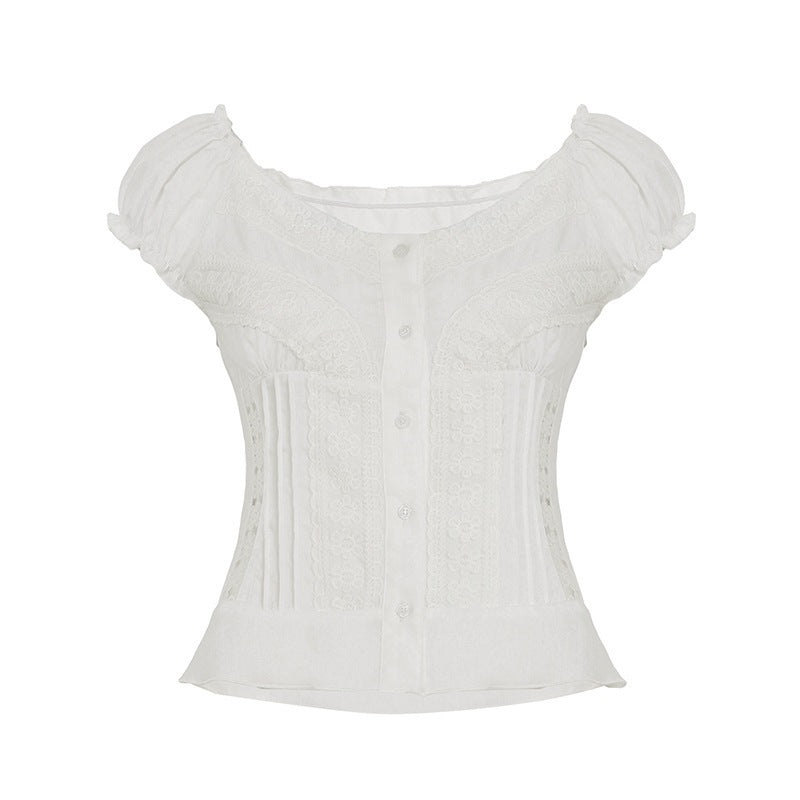 Nydelig romantisk slimfit damebluse med blondeermer og elegant V-hals, perfekt for både vår og sommer.