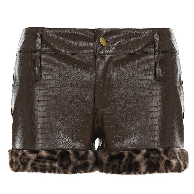 Stilige kvinner shorts med teksturert krokodillemønster og elegant leopardbånd. Trendy plagg.