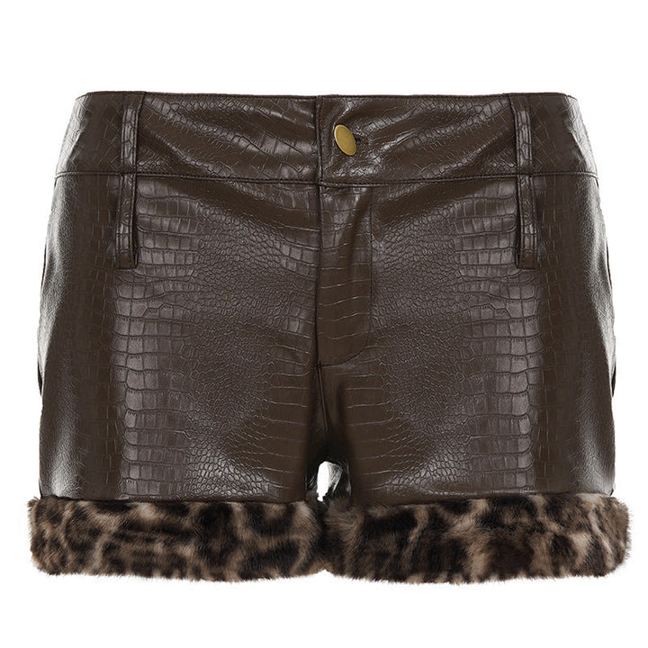 Stilige kvinner shorts med teksturert krokodillemønster og elegant leopardbånd. Trendy plagg.