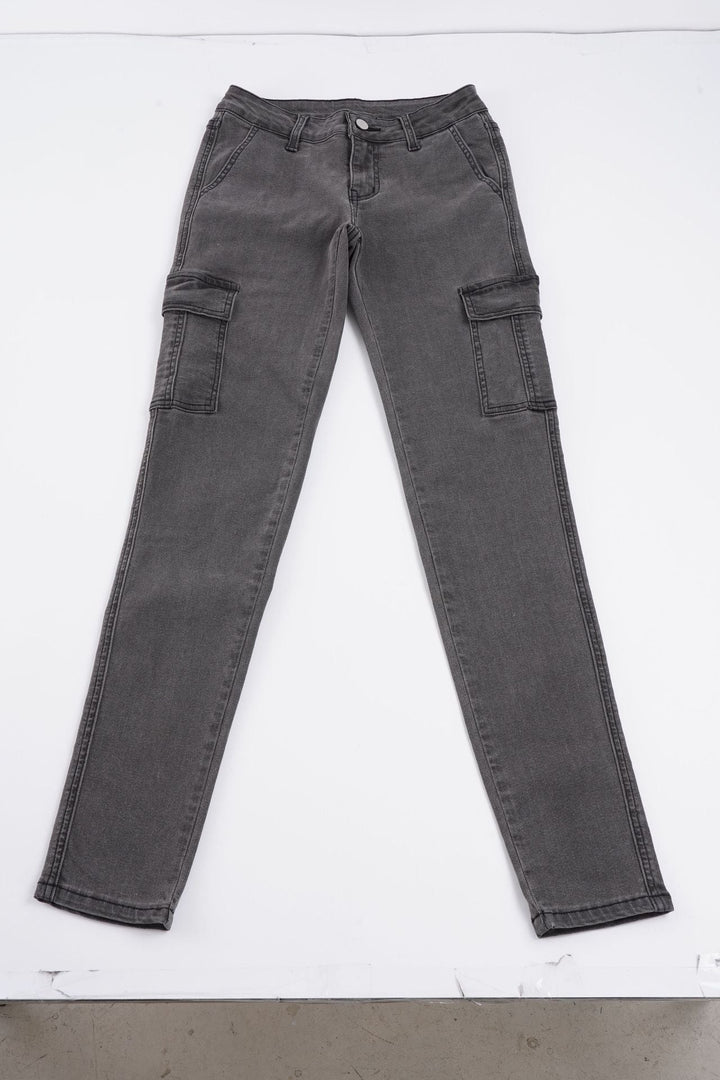 Mann i moderne herre slim-fit cargo jeans. Perfekt for en avslappet, men stilfull look.