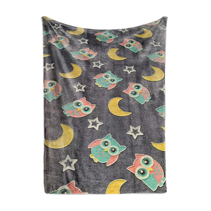 Detaljert dinosaurmotiv på unisex fleecepledd. Mykt, varmt og perfekt for kosestunder.