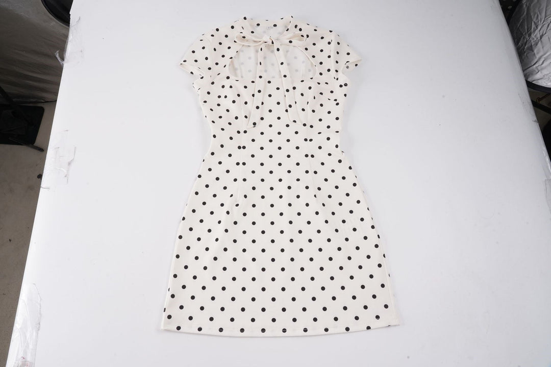 Allsidig dame minikjole med polka-dot mønster, krage og sløyfe. Passer til både fest og fritid.