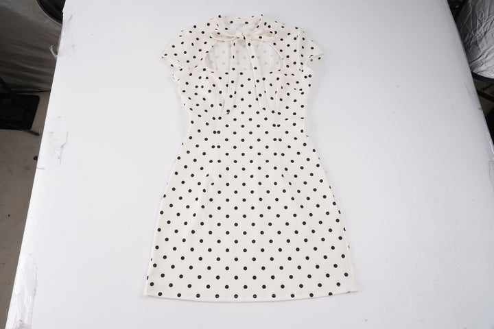 Allsidig dame minikjole med polka-dot mønster, krage og sløyfe. Passer til både fest og fritid.