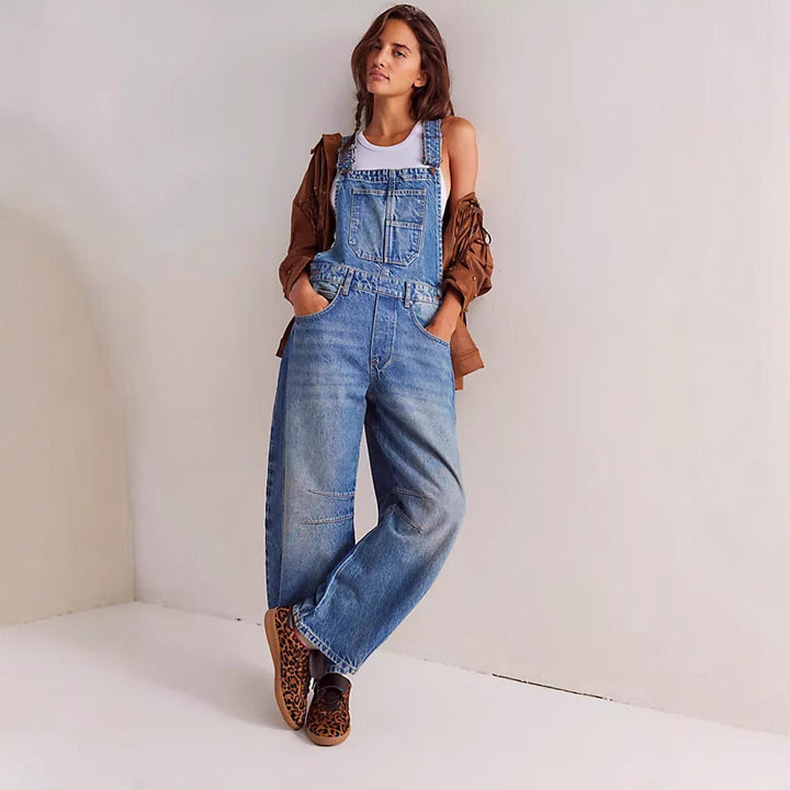 Dame denim jumpsuit i offwhite med justerbare stropper; moderne og komfortabel vår- og sommerstil.