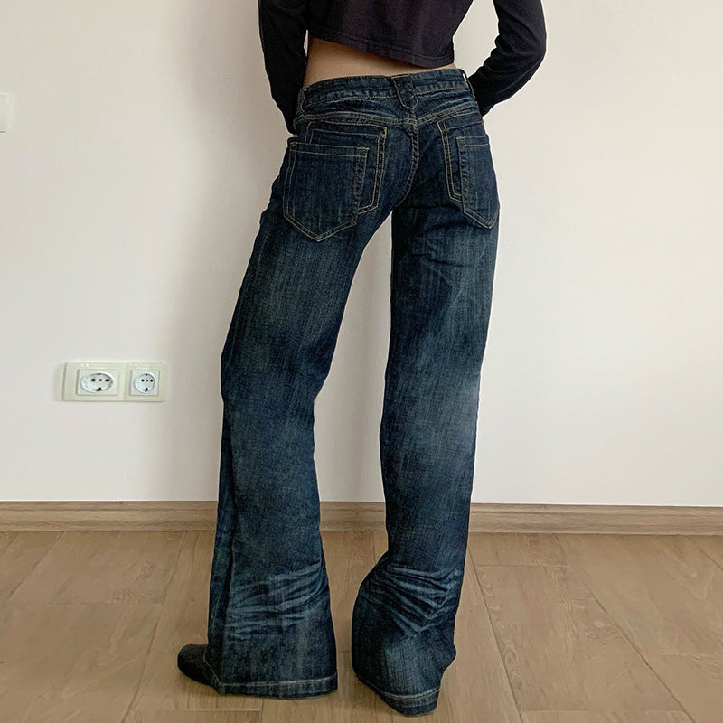 Frontbilde av dame vidje jeans med høy midje. Blå vintage-stil motebukse for et moderne antrekk.