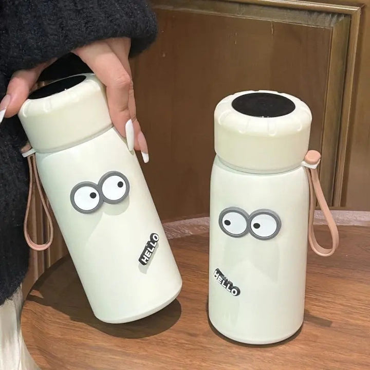 Nærbilde av rosa BPA-fri vannflaske med unikt morsomt design. Isolert drikkeflaske, ideell gave til damer.