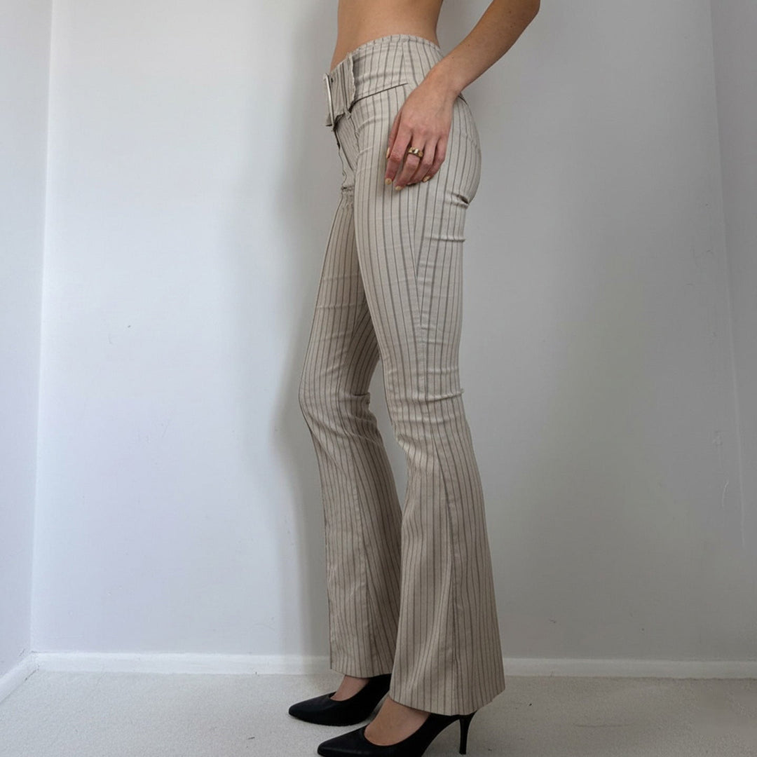 Khaki stripete dame flare bukser, figursydd for en flatterende passform. Ideell for hverdag og mote.
