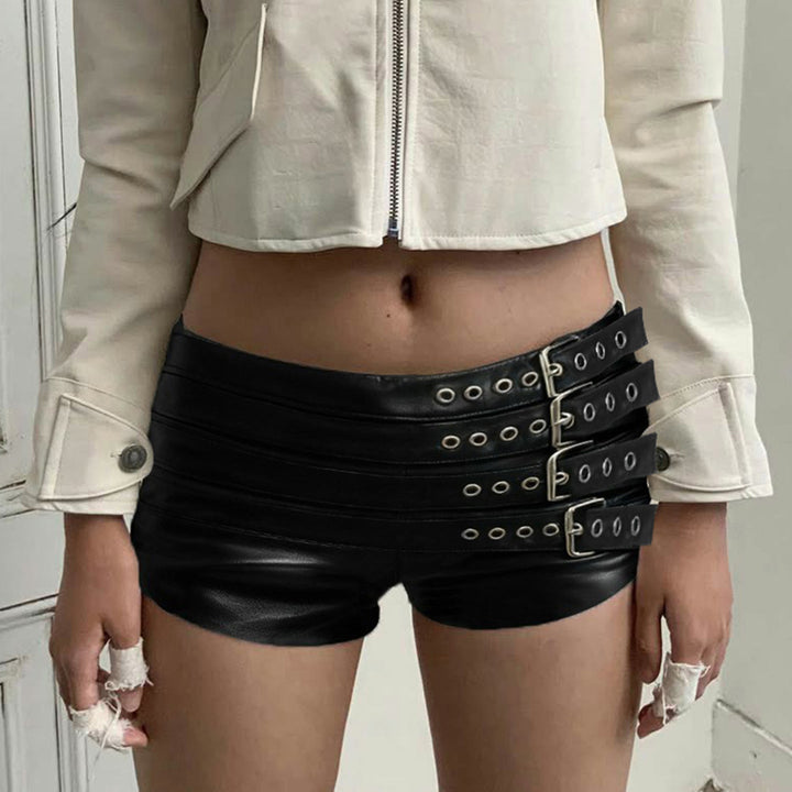 Motebevisste dame shorts i svart med unike spenner og snøring, passer til både casual og festantrekk.