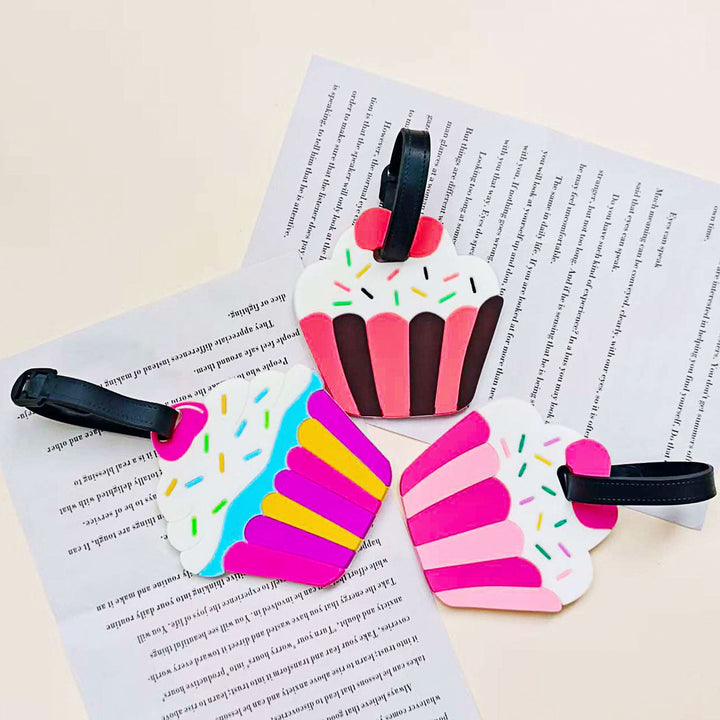 Søt rosa bagasjelapp med sjokolade-design, et unikt tilbehør for din reisekoffert.