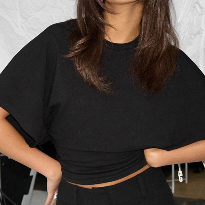 Lett og luftig dame crop-top med rund hals og løs passform. Ideell for varme sommerdager, casual stil.