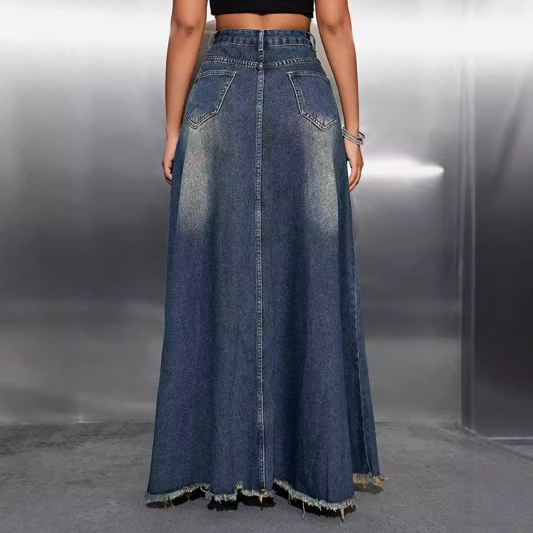 Dameskjørt med høy midje i elegant mørkeblå denim. Langt maxiskjørt med moderne frynser, ideelt for kvinner.