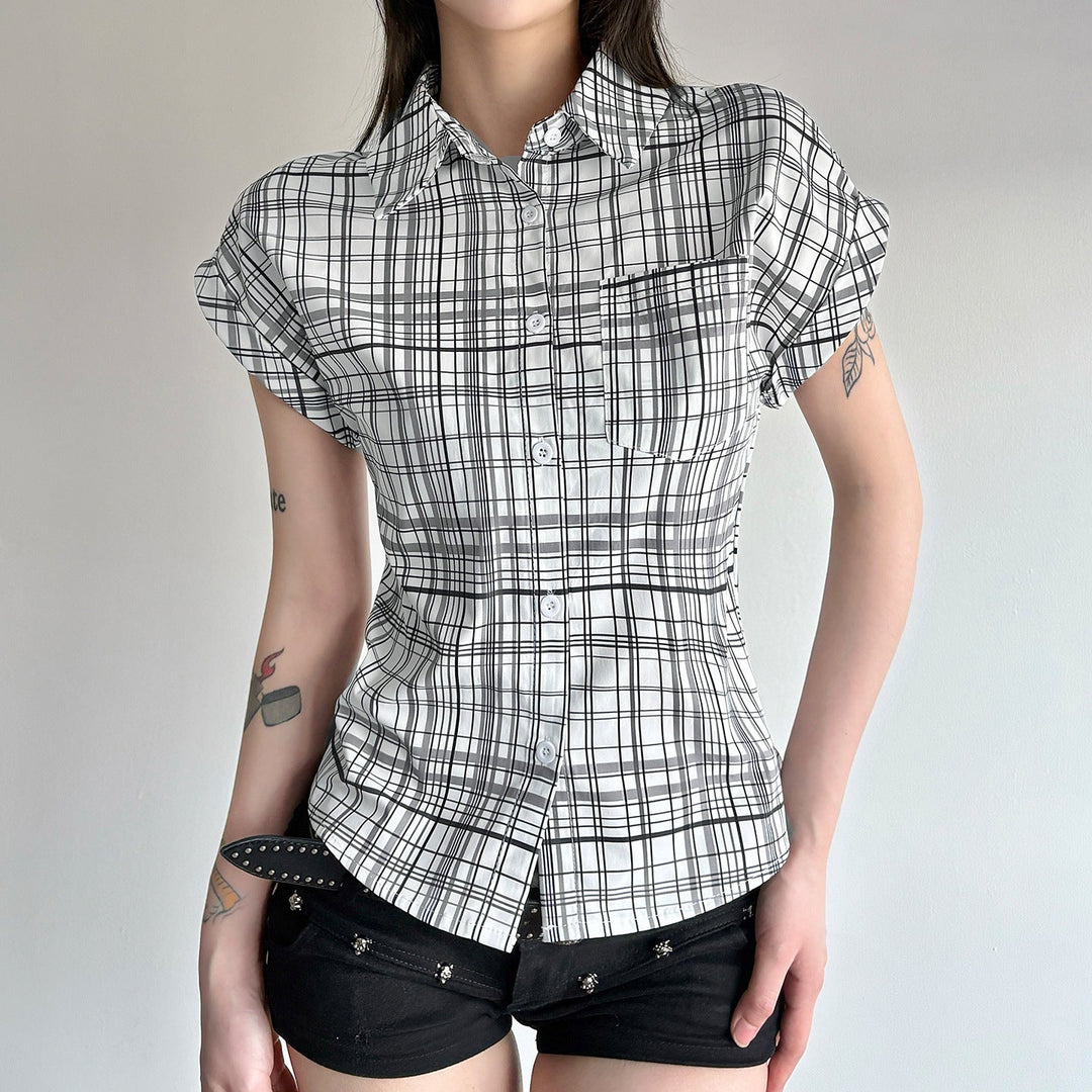 Komfortabel rutete damebluse med korte ermer, innsvingt snitt for en flatterende sommerstil og avslappet eleganse.