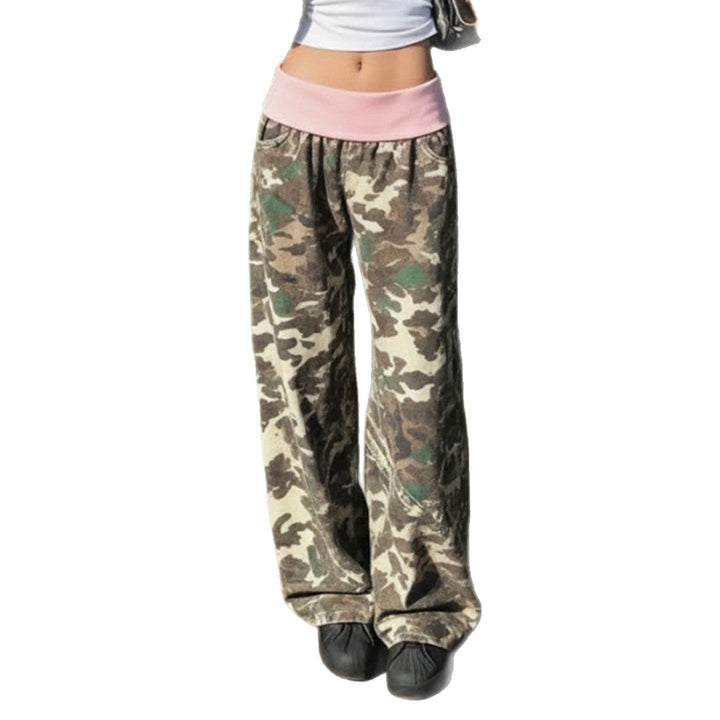 Allsidig kamuflasje cargobukse med elastisk midje. Ideell fritidsbukse for en casual stil.