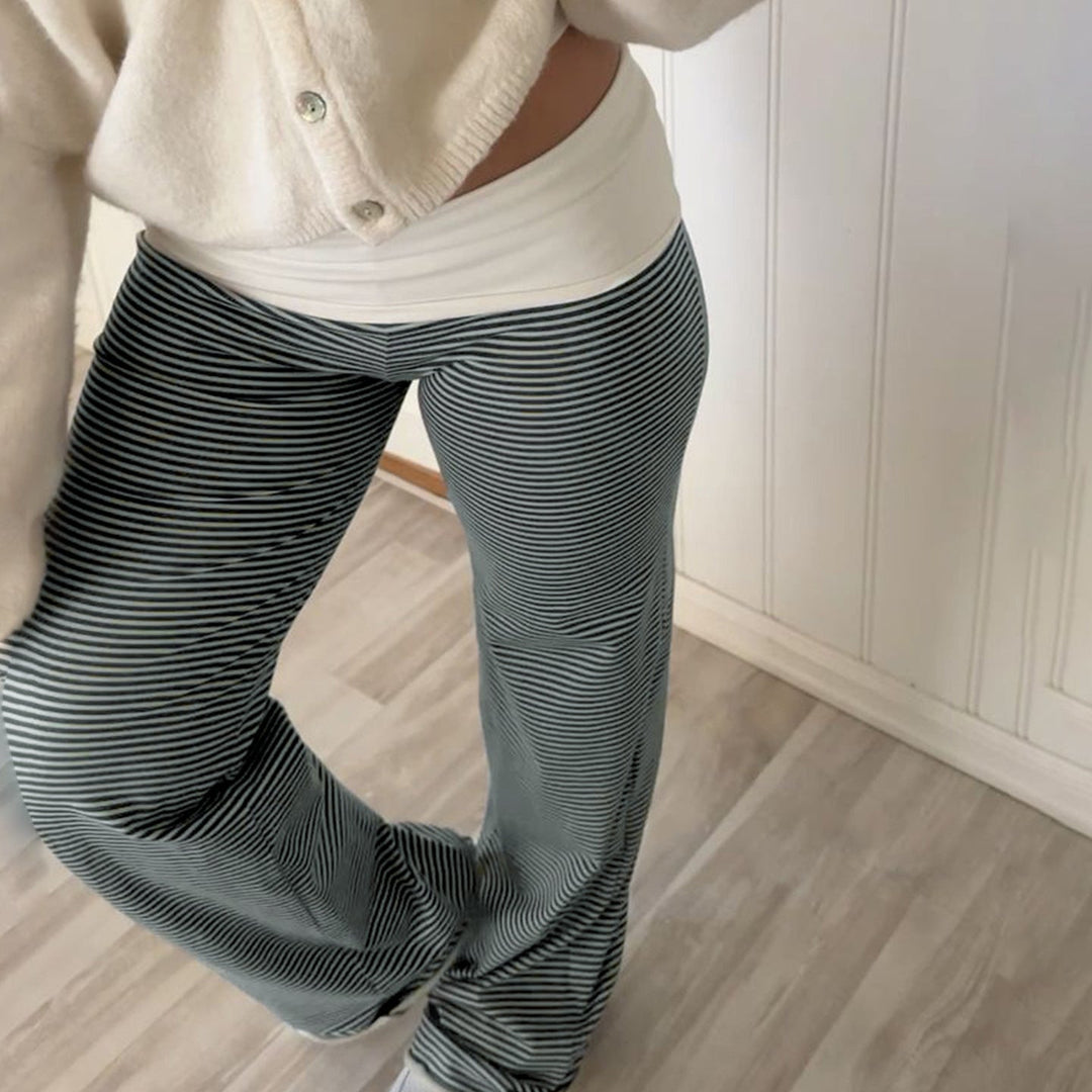 Detaljbilde av stribete dame lounge-bukser, viser mykt stoff og elastisk midje for optimal komfort.
