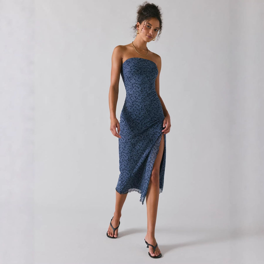 Festlig bandeaukjole til dame med livlig blomstermønster og elegant asymmetrisk hem, ideell for sommer.