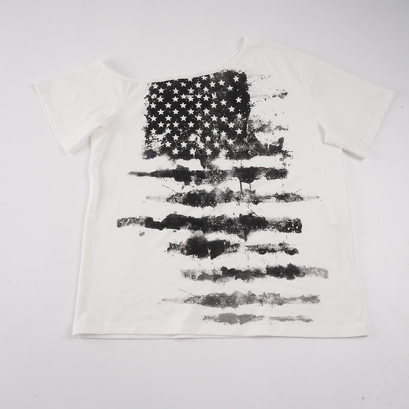 Myk hvit oversized t-skjorte med asymmetrisk snitt og trendy stjerneprint. Enkel, men stilig dame mote.