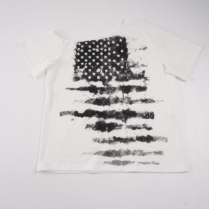 Myk hvit oversized t-skjorte med asymmetrisk snitt og trendy stjerneprint. Enkel, men stilig dame mote.