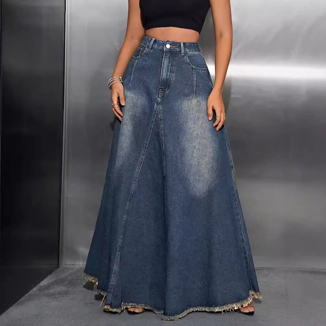 Stilfullt jeansskjørt for damer med frynser. Mørkeblått maxiskjørt med høy midje for moderne fritid.