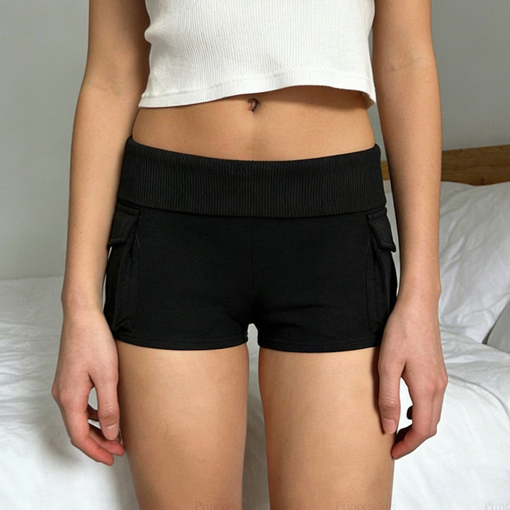 Svart dame shorts med høy midje og sidelommer. Komfortabel sommershorts, perfekt for stilige antrekk.