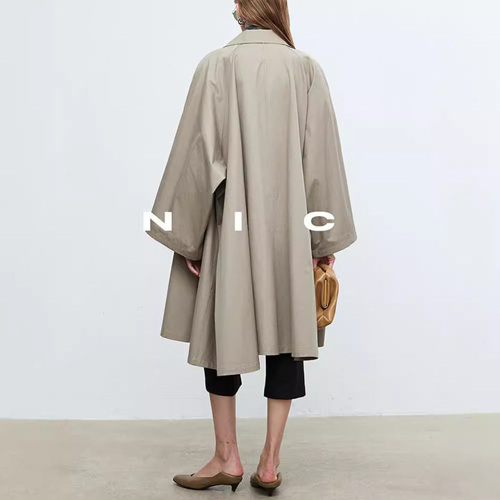 Dame oversized trenchcoat, avslappet passform og stilige knapper; ideell for en elegant vårlook.