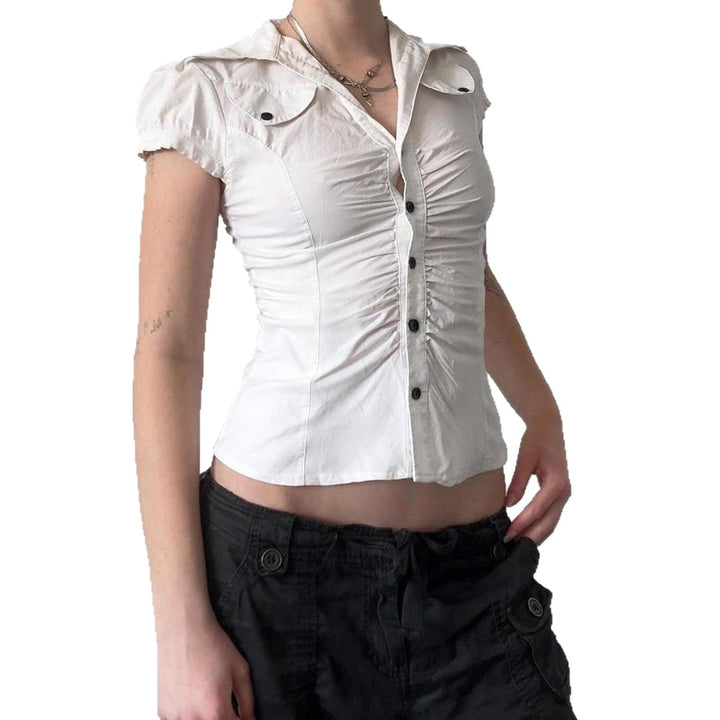 Stilig mønstret figurnær damebluse med feminine volanger. En komfortabel hverdagstopp.
