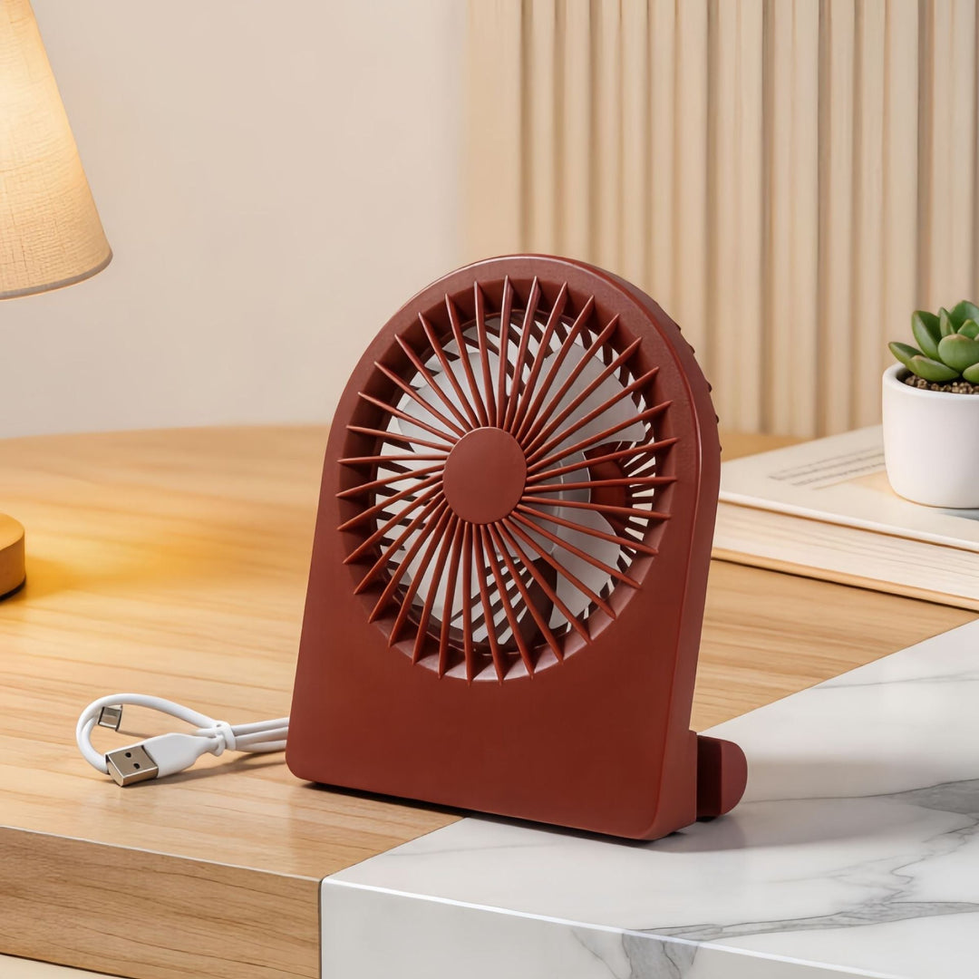 Justerbar tilt på en hvit personlig USB-minivifte sikrer målrettet luftstrøm for optimal komfort og kjøling.
