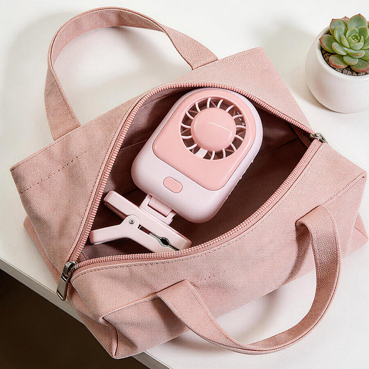 Liten usb-vifte med klips for rask kjøling på varme sommerdager. Ideell for studenter, pendlere og reisende.