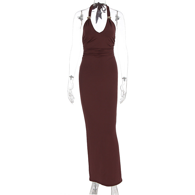 Moderne elegant aftenkjole i bordeaux for damer. Lang formell festkjole med dyp V-hals og halter. Perfekt kveldsantrekk.