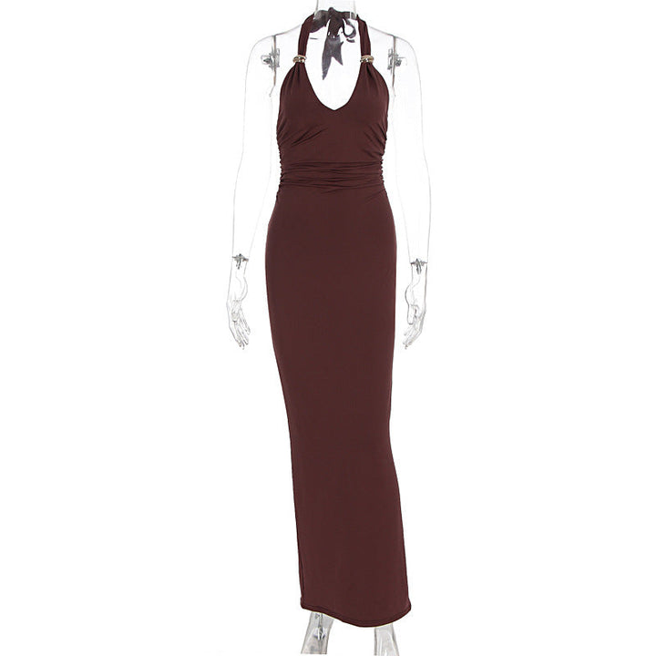Moderne elegant aftenkjole i bordeaux for damer. Lang formell festkjole med dyp V-hals og halter. Perfekt kveldsantrekk.