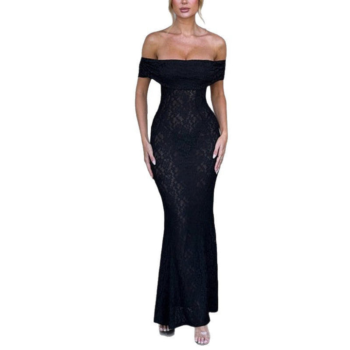 Off-shoulder sommerkjole, lang og elegant, for en avslappet men stilig look. Tilgjengelig i flere farger.
