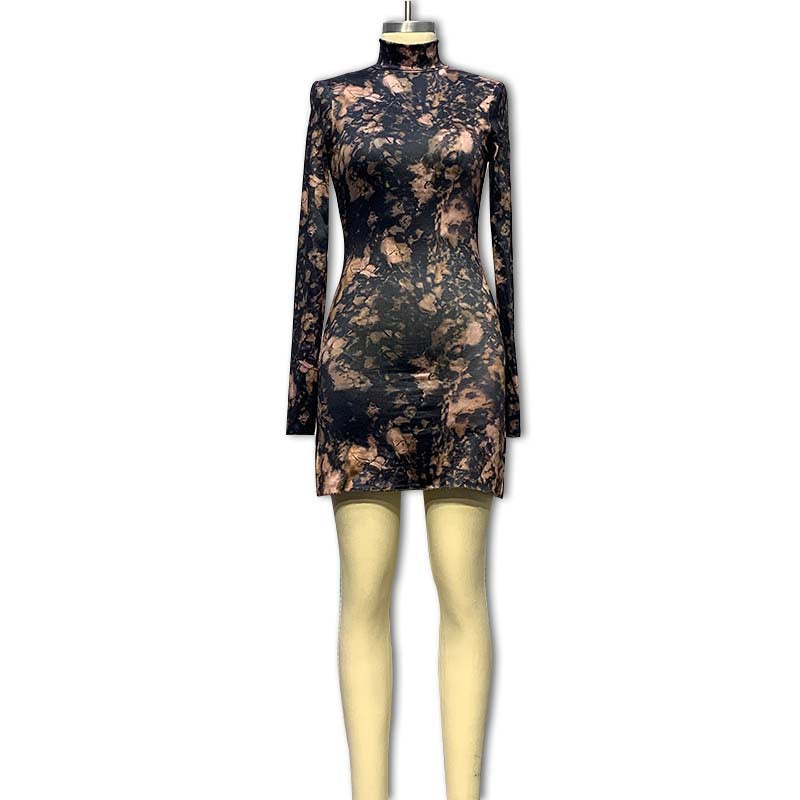 Trendy kortermet damekjole i mørkebrun med asymmetrisk kant. Gjennomsiktig og elegant, flott som sommer- eller festkjole.