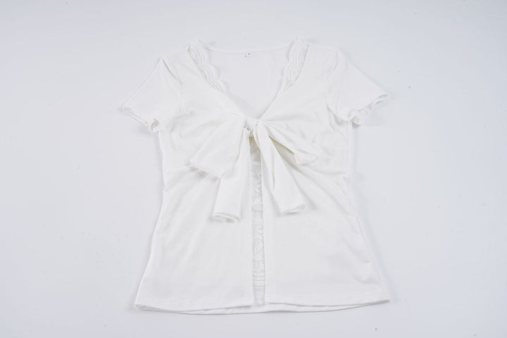Komfortabel kortermet hverdagsbluse med elegant sløyfe. Delikate detaljer for en feminin stil.