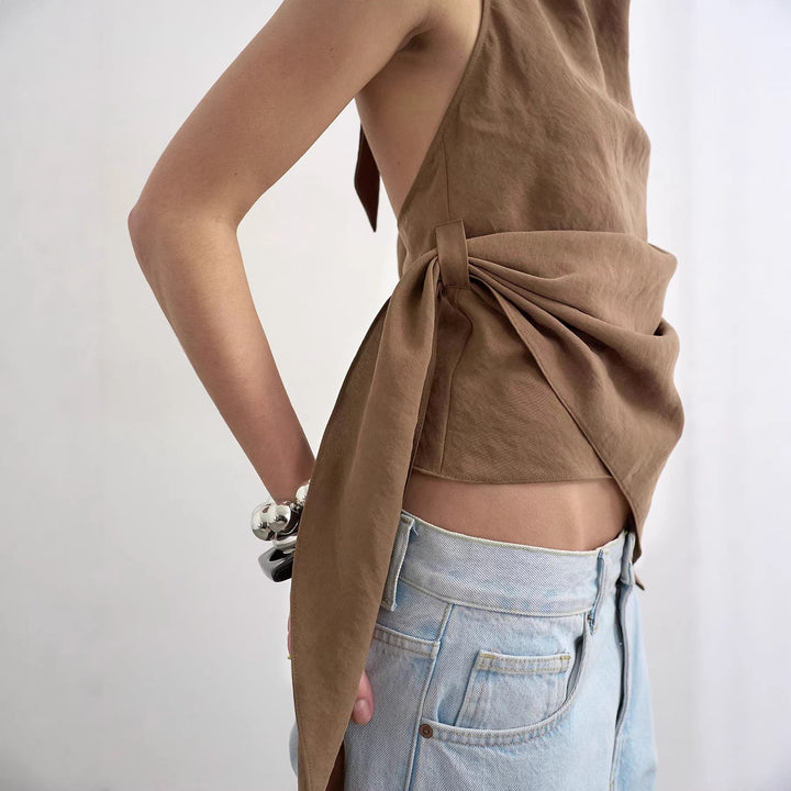 Stilfull omslagstopp for kvinner, lett og luftig med elegant asymmetrisk kant. Blå farge, perfekt for sommer.