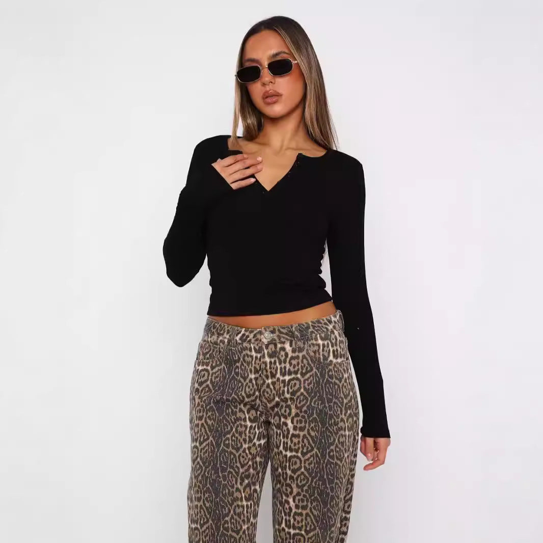 Kremfarget langermet crop-top dame med dyp V-hals, figurnær design. Stilig og komfortabel hverdagstopp.