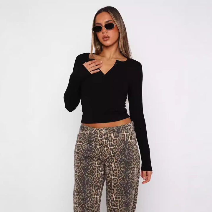 Kremfarget langermet crop-top dame med dyp V-hals, figurnær design. Stilig og komfortabel hverdagstopp.
