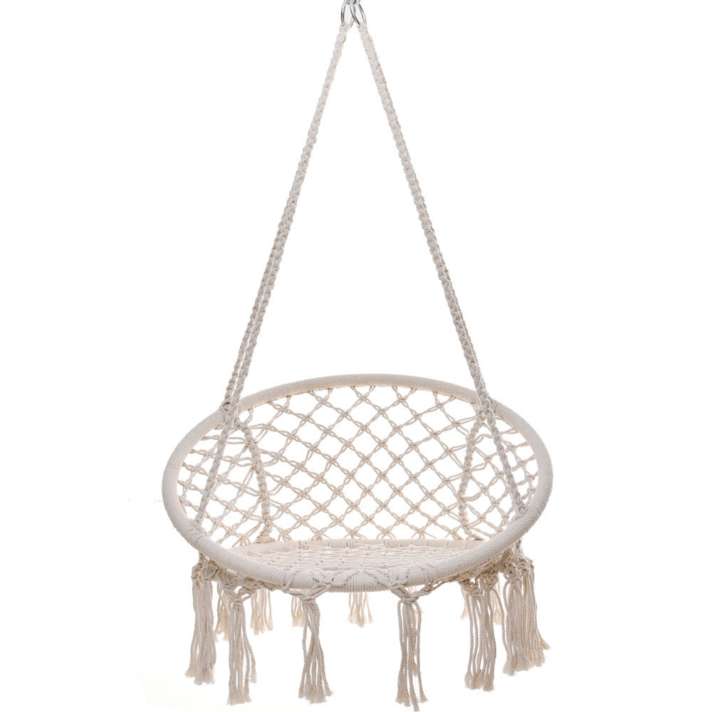 Koselig hengestol i stue, gir en komfortabel og avslappende sone for innendørs hygge i boho-stil.