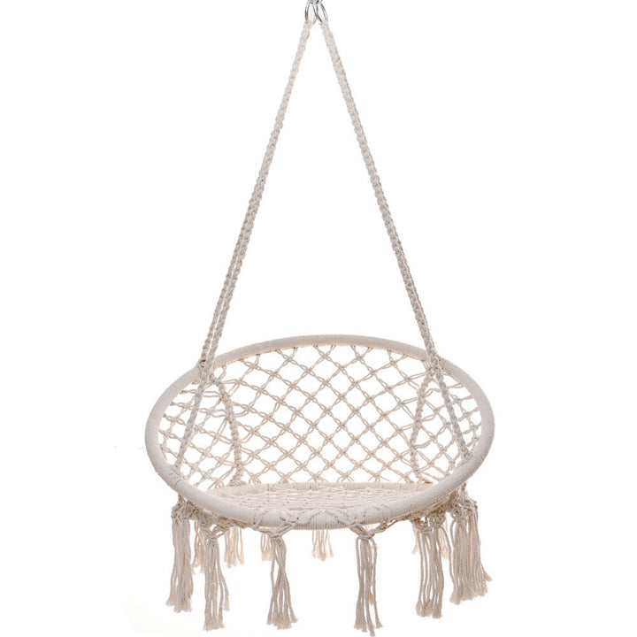 Koselig hengestol i stue, gir en komfortabel og avslappende sone for innendørs hygge i boho-stil.